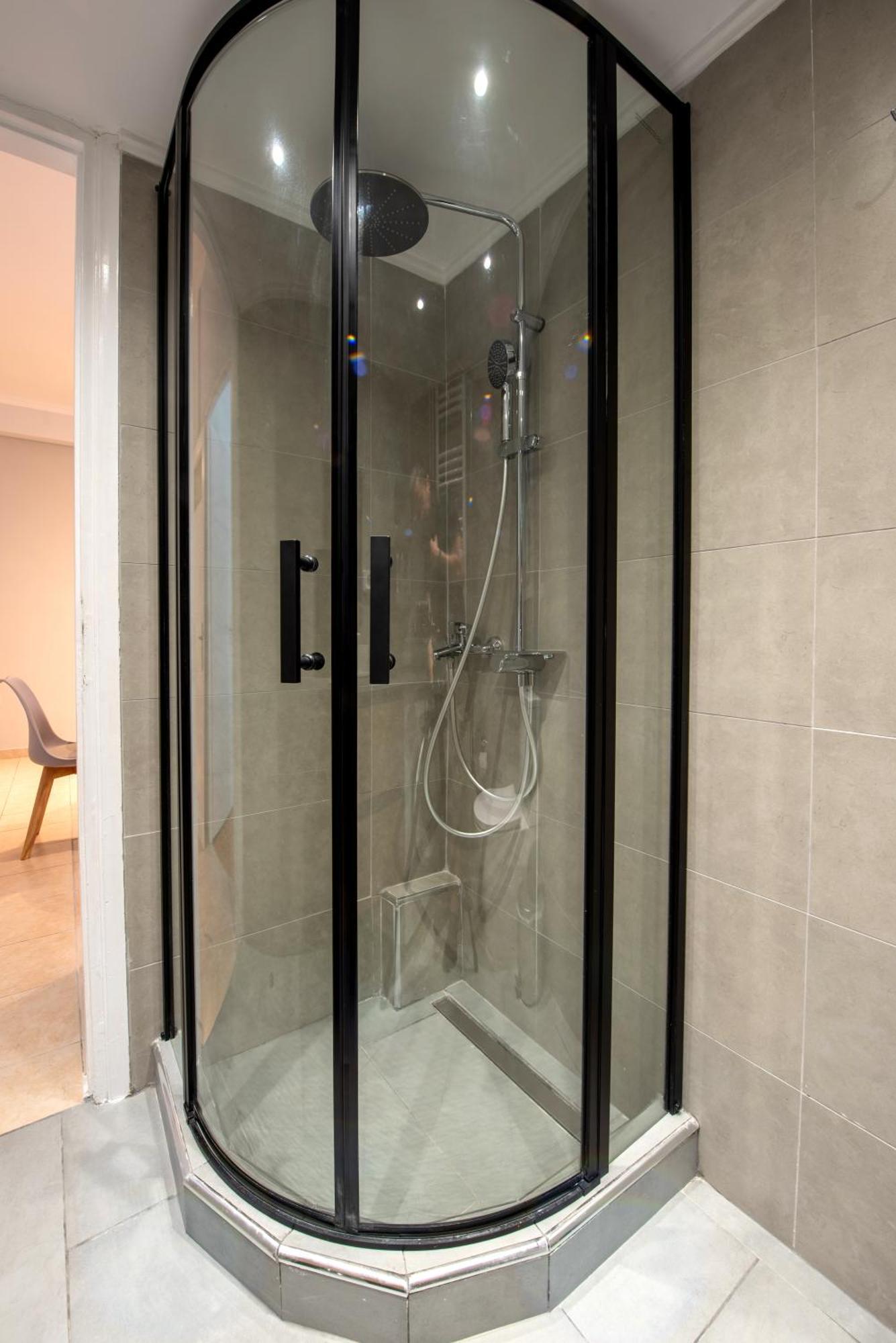 Spacious And Modern One Bedroom Apartment Афины Экстерьер фото